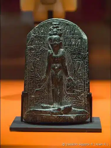 Photo de st&egrave;le cintr&eacute;e dite st&egrave;le magique d'Harpocrate repr&eacute;sentant Horus enfant, debout sur des crocodiles et tenant dans ses mains des animaux dangereux (artefact &eacute;galement appel&eacute; cippe d'Horus).