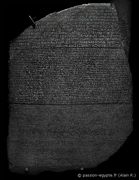 Photo de la Pierre de Rosette prise dans la cour du Mus&eacute;e de Figeac.