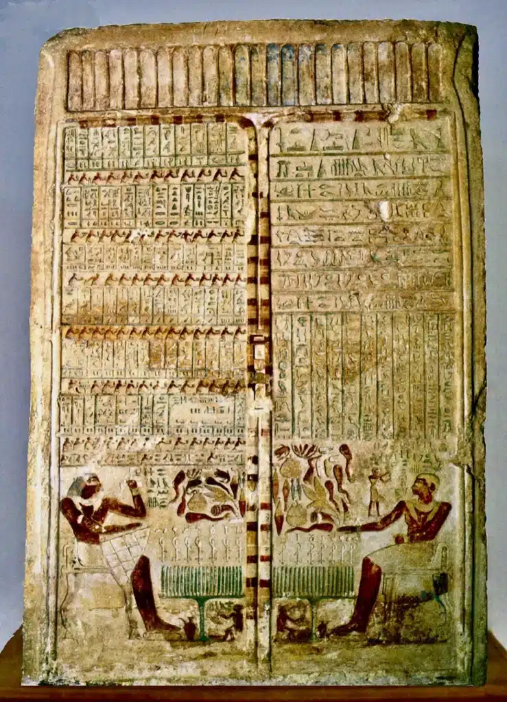 St&egrave;le rectangulaire divis&eacute;e en deux parties se faisant face. Dans chacune des parties, le gouverneur Khentika est assis devant une table d'offrandes. Le texte &agrave; gauche est une liste d'offrandes. Le texte de droite est une formule d'offrandes &eacute;crit sur 8 lignes puis l'appel aux vivants &eacute;crit sur 11 colonnes.