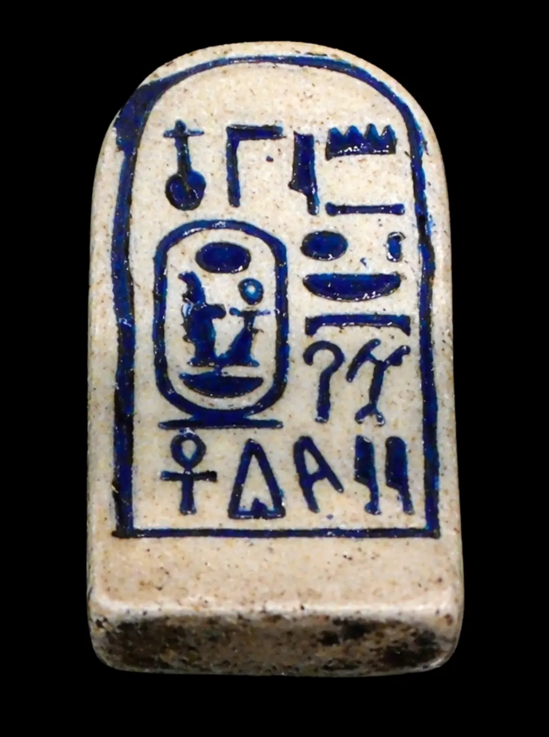 Photo d'une st&egrave;le amulette avec 2 colonnes de texte hi&eacute;roglyphique